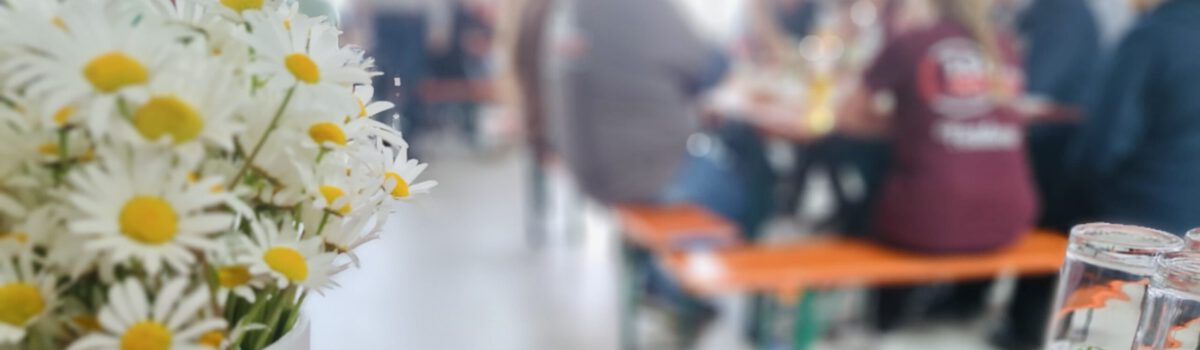 Festdamen organisieren Vatertagsfrühstück