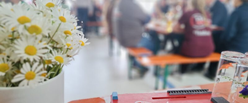 Festdamen organisieren Vatertagsfrühstück