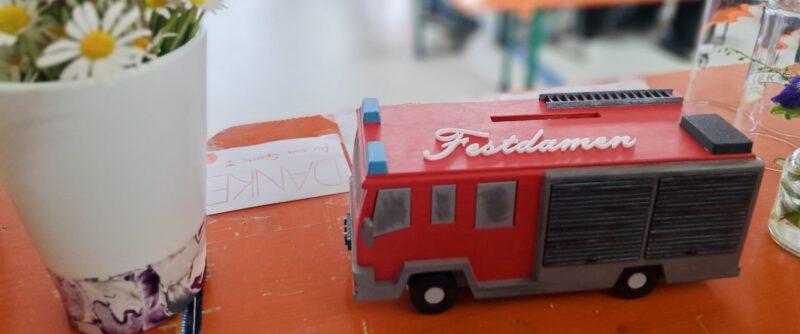 Festdamen organisieren Vatertagsfrühstück